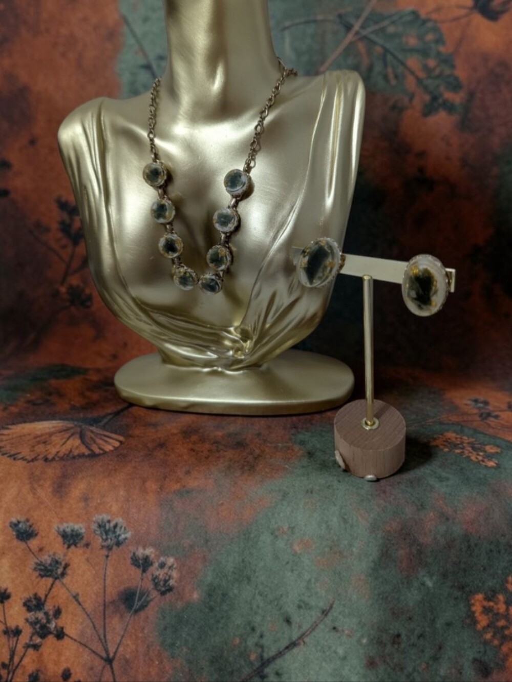 Lucite Choker Necklace with green stones and gold foil flakes, Rare Vintage